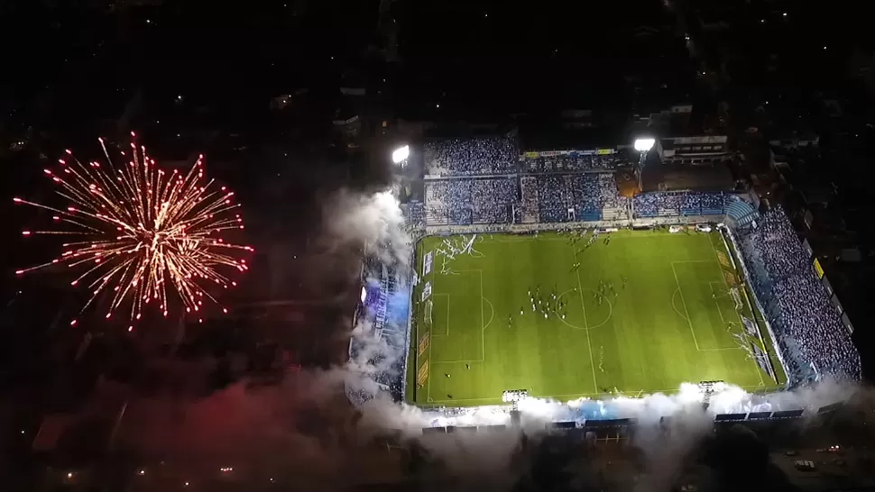 MUCHO COLOR. Con banderas y fuegos artificiales, los Decanos armaron la fiesta previa al partido del domingo. CAPTURA DE VIDEO