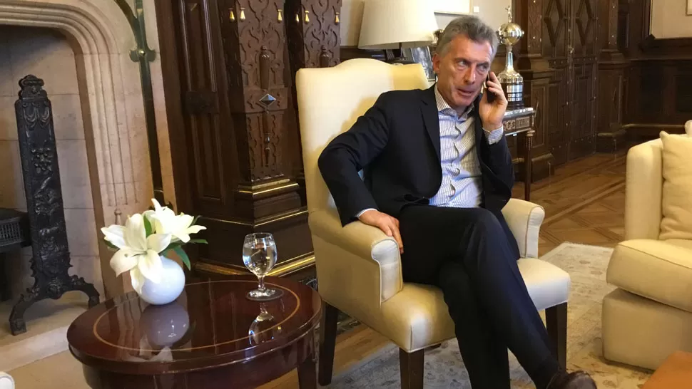 MAURICIO MACRI. El presidente recibe un llamado telefónico en su despacho. ARCHIVO