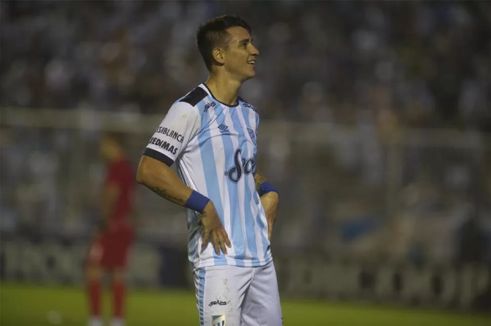 COMO EN LA PISTA. Zampedri baila para festejar sus goles. En total marcó seis y eso lo convierten en el máximo artillero “decano” del torneo de Primera. LA GACETA / FOTO DE JORGE OLMOS SGROSSO