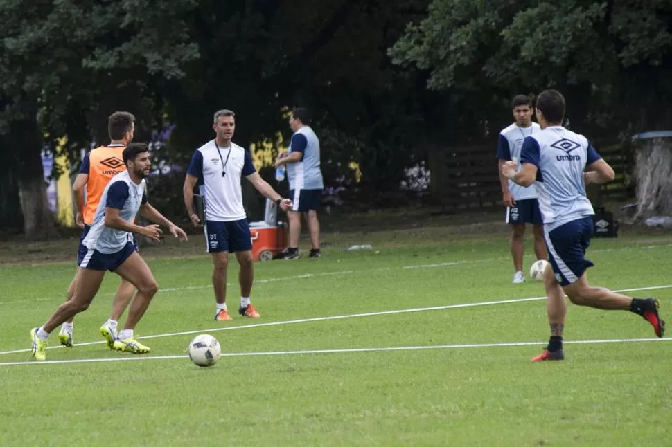 INTENSIDAD, ANTE TODO. Los “Decanos” continuaron en pleno movimiento ayer, en Ojo de Agua. Lavallén pide mucho fútbol. la gaceta / FOTO DE JORGE OLMOS SGROSSO