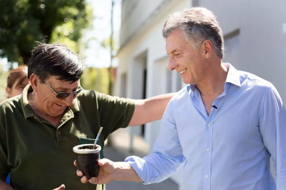 UN MATE PARA EL PRESIDENTE. Un vecino recibe con un “cebado” a Macri en la localidad entrerriana de Larroque. reuters