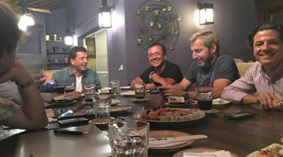 CENA. Funcionarios del Gobierno visitaron a Sergio Massa. FOTO DEL FRENTE RENOVADOR/LANACION.COM.AR. 