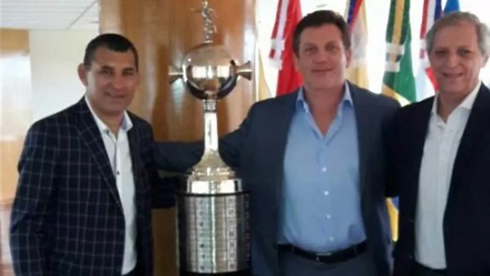 Leito y Bermúdez posando junto a Domínguez y la Copa Libertadores. FOTO DE PRENSA DE ATLÉTICO