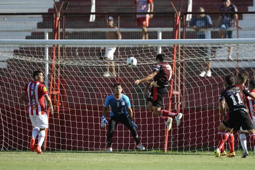 UNA NUEVA MALA TARDE Y VAN... Taborda volvió a fallar y San Martín lo pagó con una nueva derrota. El arquero vive su peor momento desde que llegó al club. foto de matías nápoli escalero (especial para la gaceta)