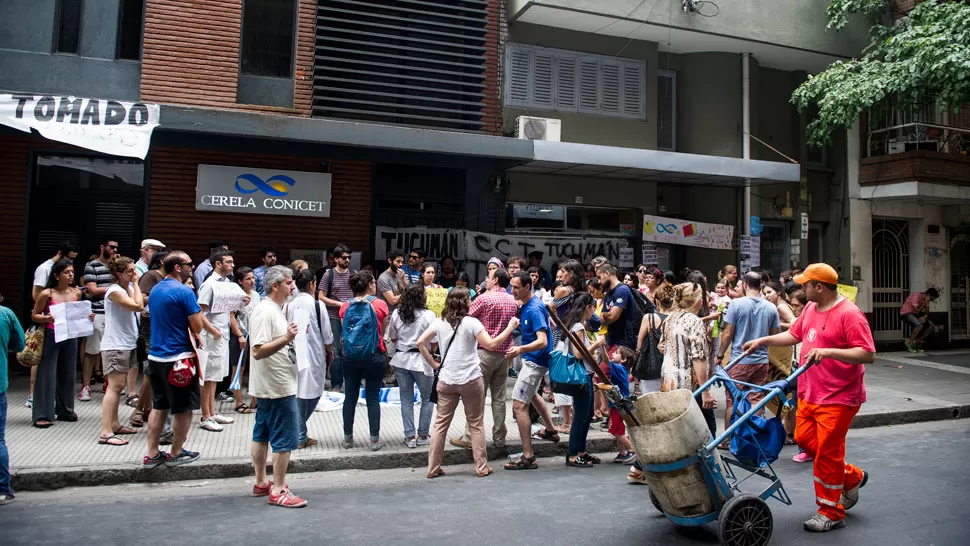 PROTESTA EN EL CONICET. Una postal de la manifestación que se realizó el jueves por la mañana en Tucumán. LA GACETA / JORGE OLMOS SGROSSO