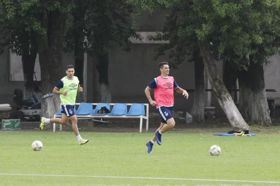 SU SEGUNDO NOMBRE ES PELIGRO. Zampedri se convirtió en la máxima referencia del gol en Atlético en este último tiempo. Potente y pícaro, el artillero lleva marcados seis goles en el actual torneo de Primera. la gaceta / FOTO DE JORGE OLMOS SGROSSO (archivo)