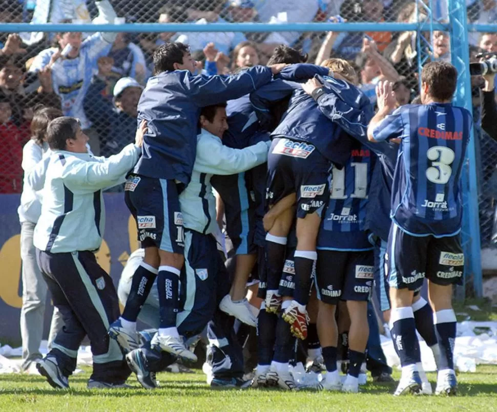 TERMINÓ MUY BIEN. Los jugadores se abalanzan sobre Lucas Ischuk, héroe de la definición por penales ante Racing de Córdoba en la última serie de ida y vuelta oficial. Ese día, Atlético ascendió a la B Nacional. la gaceta / foto de  Analía Jaramillo (archivo)