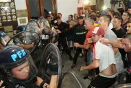 Vecinos del barrio porteño de Flores tomaron la comisaría tras la muerte de Brian