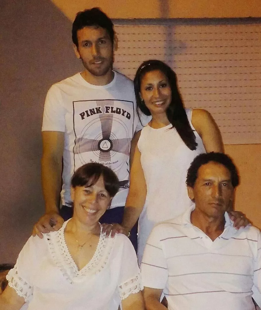 EN FAMILIA. César Taborda posa antes del brindis navideño con su hermana Melina y sus padres, Carlos y Marta.  