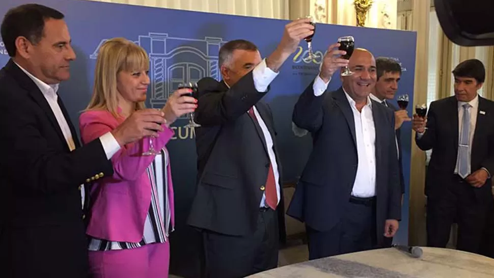 COPAS ARRIBA. El gobernador agradeció el acompañamiento y confió en que lo mejor está por venir. FOTO GENTILEZA DE PRENSA DE CASA DE GOBIERNO