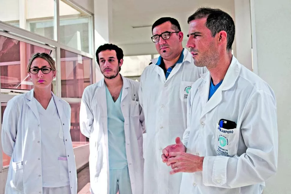 PARTE DEL EQUIPO DE NEUROCIRUGÍA. Los doctores Rocío Reyes Cano, Rodrigo Ledesma, Juan José Agüero y el director, Álvaro Campero. la gaceta / fotos de Inés Quinteros Orio