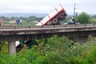 Un camión desbarrancó en la autopista de Circunvalación, en El Colmenar