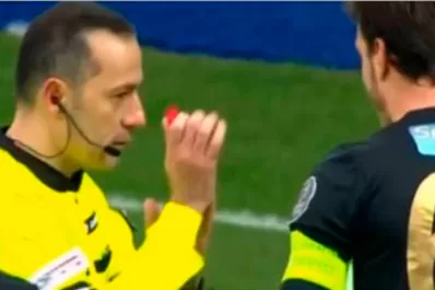Video: un árbitro cobró penal por mano del arquero dentro del área
