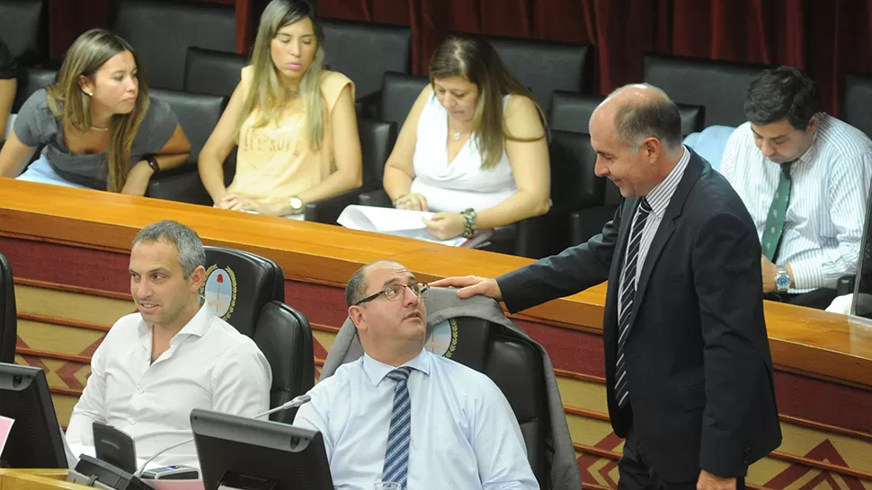 EN LA ÚLTIMA SESIÓN. Caponio (PJ), desde su banca, conversa con el bussista Viña, antes de defender las reformas judiciales. Junto a ellos, Ditinis (PJ). LA GACETA/FOTO DE ANTONIO FERRONI.