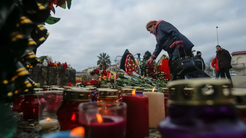 DOLOR. Familiares y amigos ofrendan a los pasajeros del vuelo caído en la madrugada del domingo. REUTERS