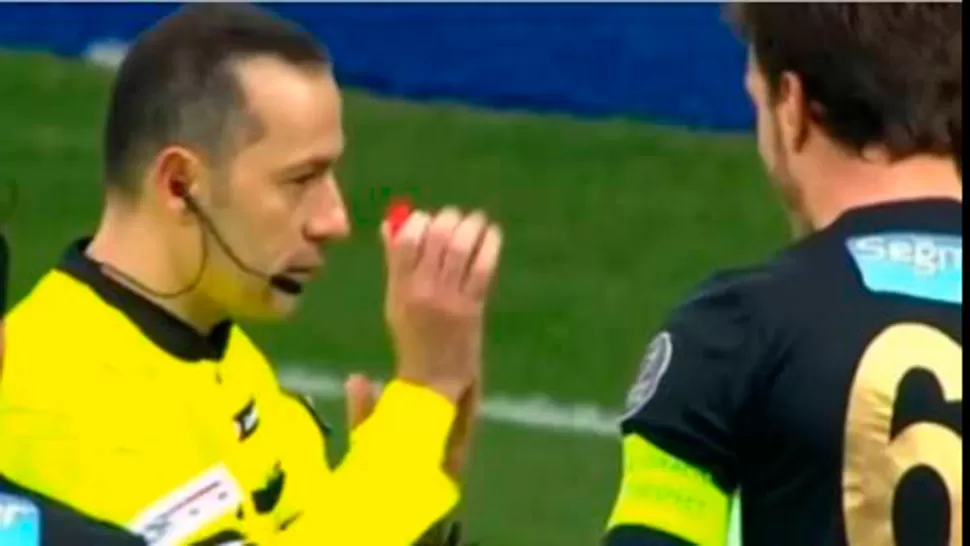 Video: un árbitro cobró penal por mano del arquero dentro del área