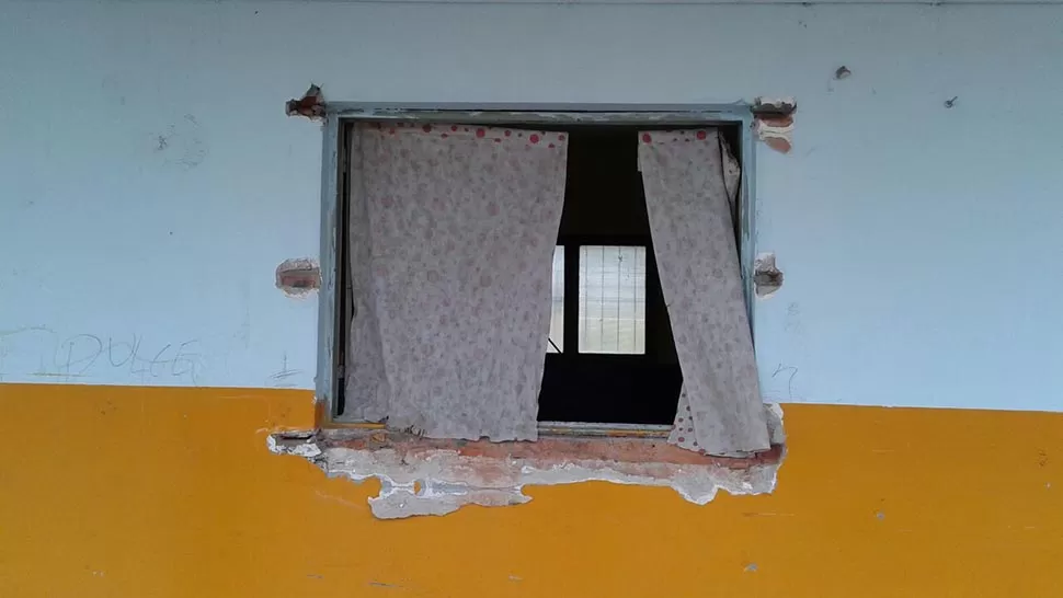 SÓLO DEJARON LAS CORTINAS. A las ventanas les sacaron los marcos, las hojas y las rejas. 