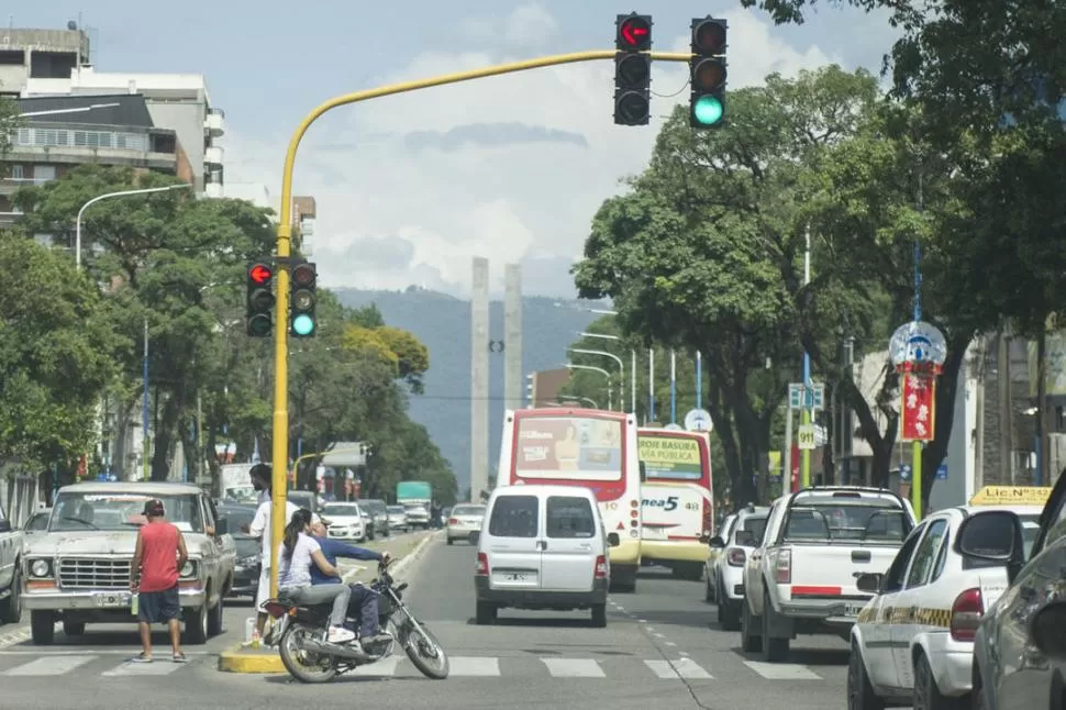 AVENIDA MATE DE LUNA. Cerca del Monumento al Bicentenario, dos infracciones: sin casco y en contramano.  