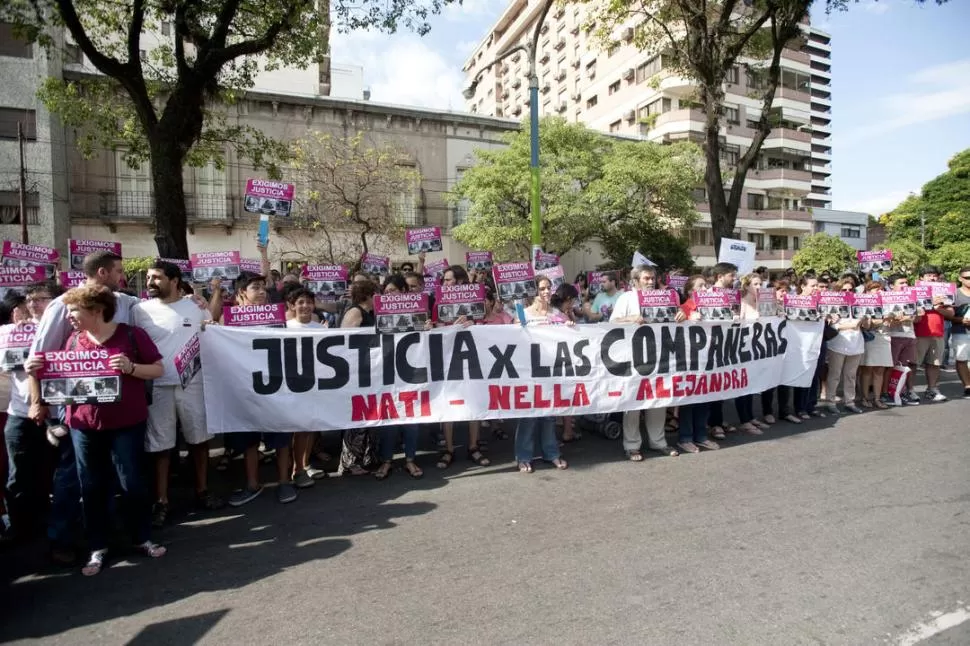 RECLAMO PACÍFICO. Los manifestantes se mantuvieron de pie frente a Tribunales durante más de tres horas. la gaceta / foto de Inés Quinteros Orio