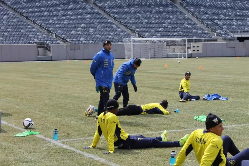 DE VISITA. Depaoli, quien llegará a Tucumán para casarse, cumple su habitual tarea con los futbolistas de la selección de Ecuador en la previa de una encuentro. facebook / emmanuel depaoli