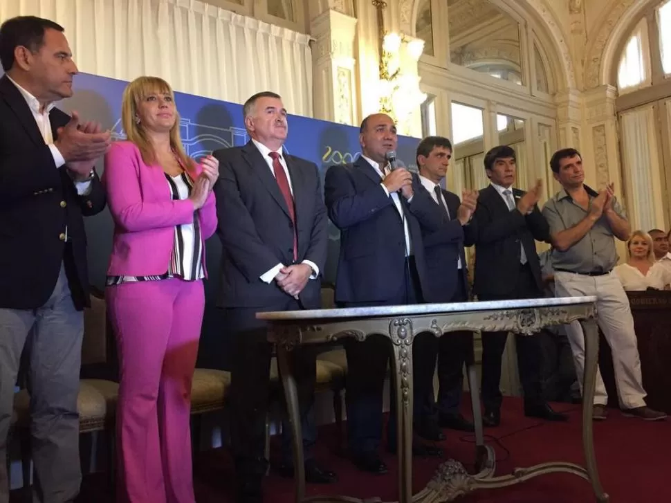 BRINDIS. Manzur, Jaldo y los ministros encabezaron un acto de fin de año en el salón Blanco de la Casa de Gobierno. twitter @JuanManzurOK