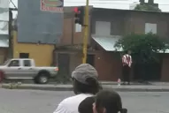 En moto con tres niños y sin cascos