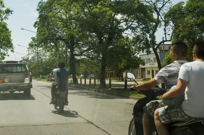 No usaba casco, le retuvieron la moto y se trenzó en una pelea con la Policía