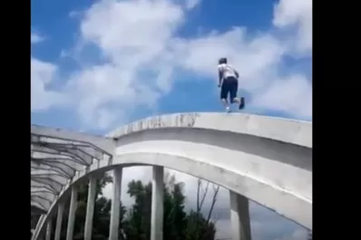 La nueva locura de Marquitos Di Palma: cruzó un puente corriendo por arriba