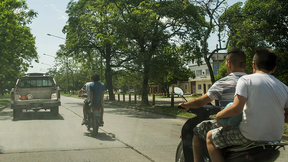 POCO AMOR PROPIO. Los motociclistas no dimensionan el riesgo que corren al conducir una moto sin casco. ARCHIVO LA GACETA / FOTO DE JORGE OLMOS SGROSSO