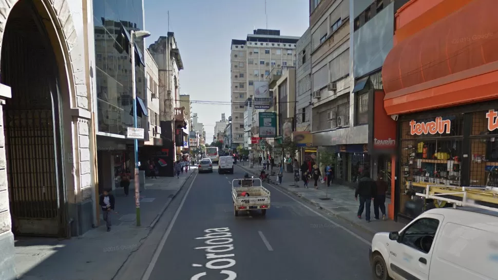 Intentaron robarle dinero a una mujer que caminaba por el centro: quedaron aprehendidos