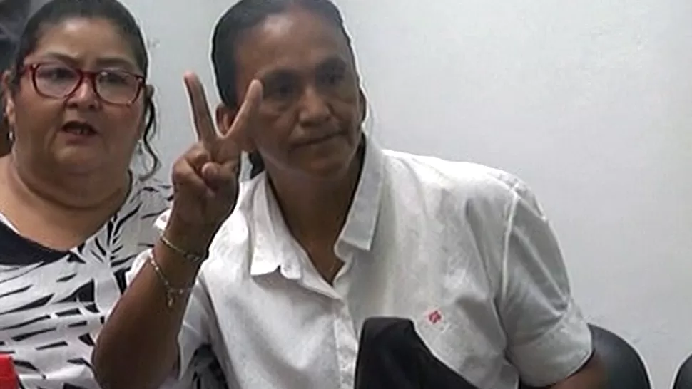 MILAGRO SALA. La dirigente social saluda al estilo peronista durante un momento de la audiecnia. FOTO TOMADA DE TN.com.ar