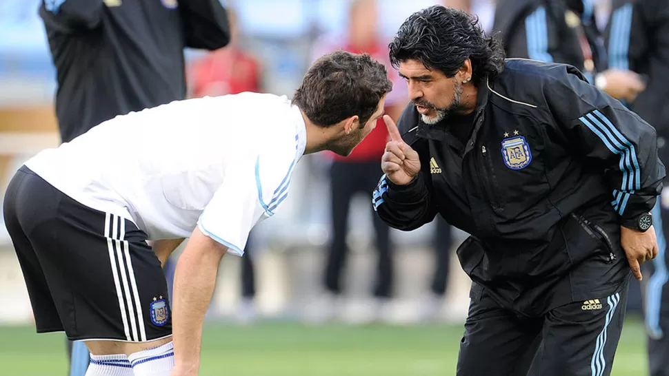 HIGUAÍN Y MARADONA (ARCHIVO)