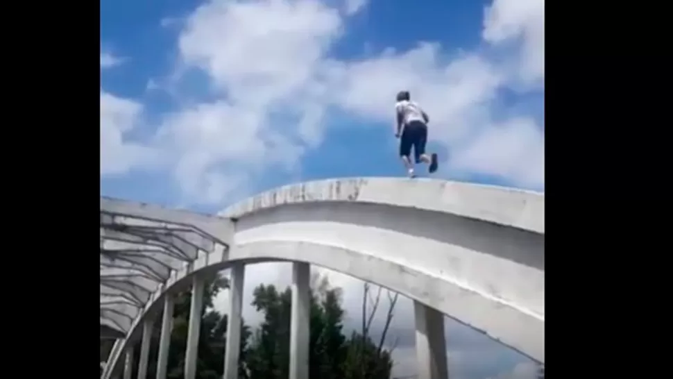 La nueva locura de Marquitos Di Palma: cruzó un puente corriendo por arriba