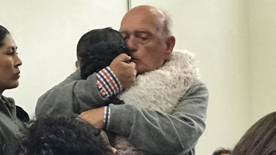 ABRAZO. Milagro Sala, junto a Raúl Noro, su esposo, antes de la sentencia. FOTO TOMADA DE CLARIN.COM