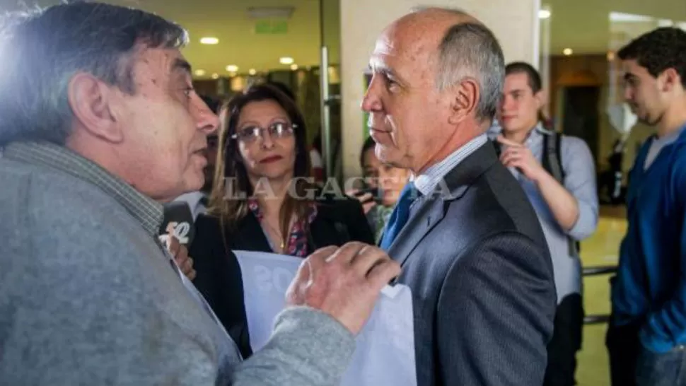 LA COMISIÓN DE VÍCTIMAS DE LA IMPUNIDAD EN ACCIÓN. Alberto Lebbos  habla con Ricardo Lorenzetti en agosto, en Derecho; al fondo, Roxana Teves.JORGE OLMOS SGROSSO