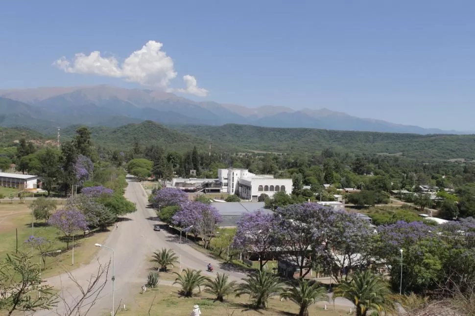 PERSPECTIVA. Bañada por los cerros y las aguas del río Tacanas, San Pedro de Colalao tiene todo: paisajes, historia, actividades al aire libre para grandes y chicos y también mucha noche. Foto de Gerardo Iratchet.-