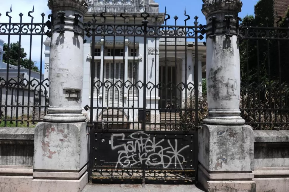 EN PUGNA. La empresa Viluco S.A. solicita el cumplimiento de la demolición de la casa Sucar; legisladores radicales buscan que sea expropiada. la gaceta / foto de Analía Jaramillo