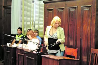 Ema Gómez podría perder a su hijo si abandona su casa