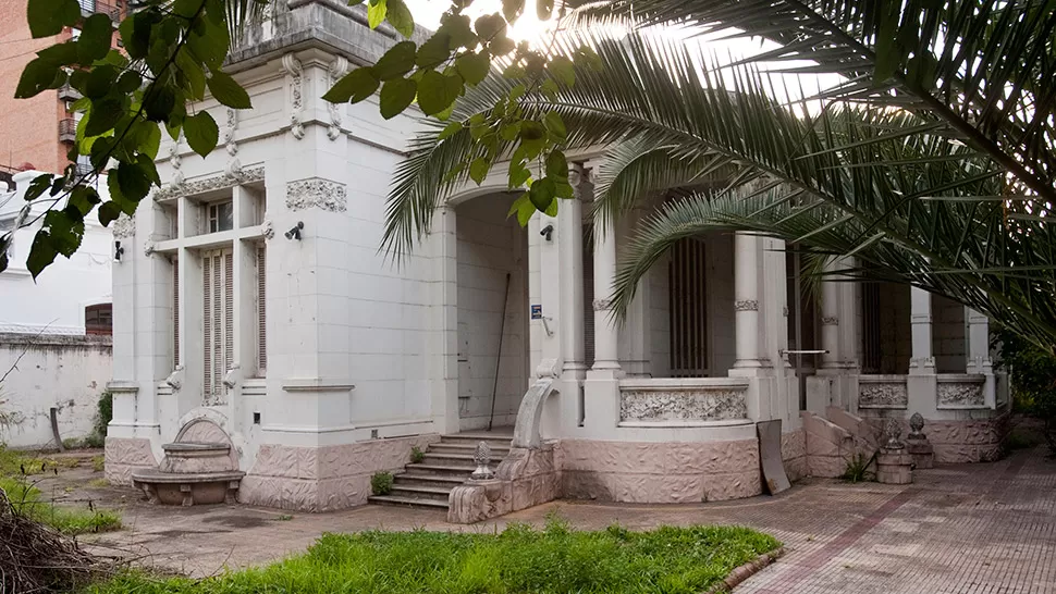 EN LA MIRA. La empresa dueña de la casa Sucar buscaría derribarla, pero la Municipalidad capitalina busca resguardarla. LA GACETA / FOTO DE INÉS QUINTEROS ORIO