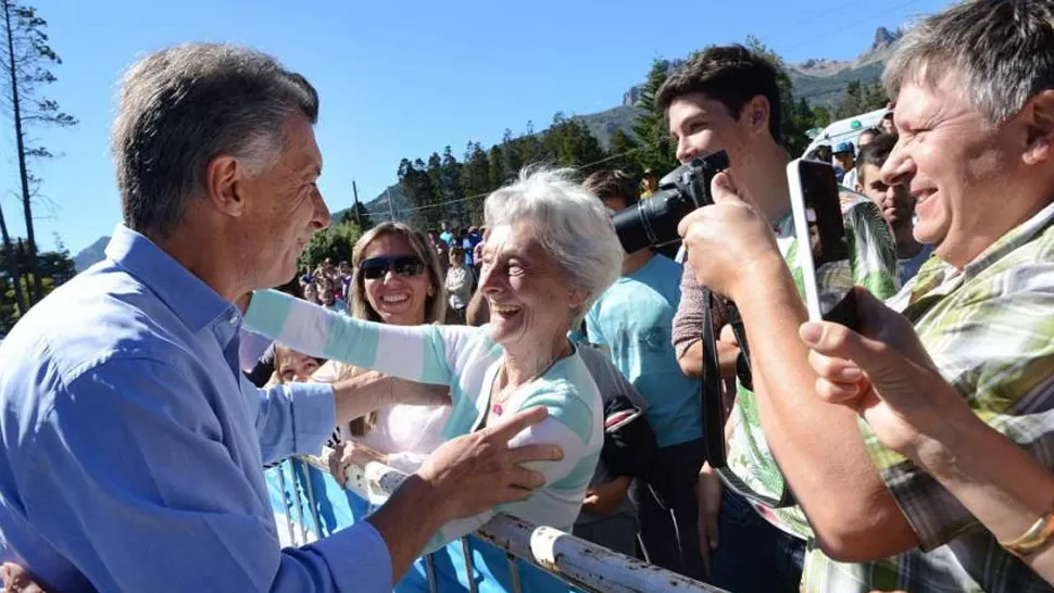 MAURICIO MACRI. El presidente en Villa Traful, tras las agresiones. FOTO TOMADA DE LOSANDES.COM