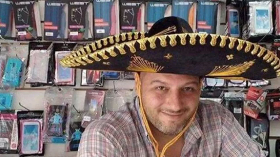 VÍCTIMA. Agustín Ferrari en su local de accesorios de celulares. FOTO TOMADA DE LA CUENTA DE FACEBOOK DE SU MADRE NELLY PACHECO.	