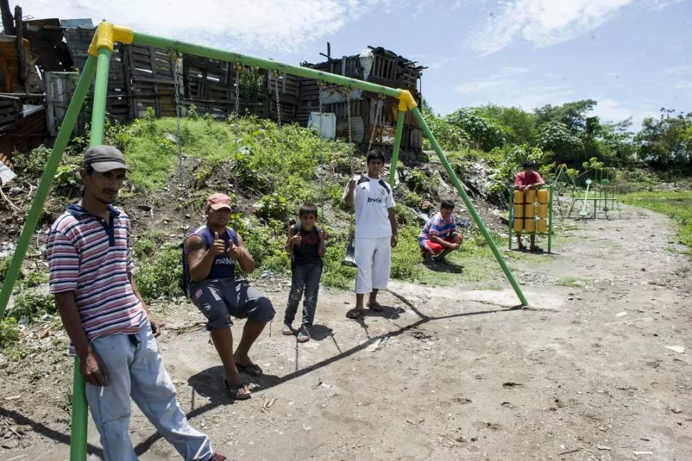 PROTAGONISTAS. Utilizaron hierros para armar los juegos y los pintaron de verde. No quieren quedarse quietos.