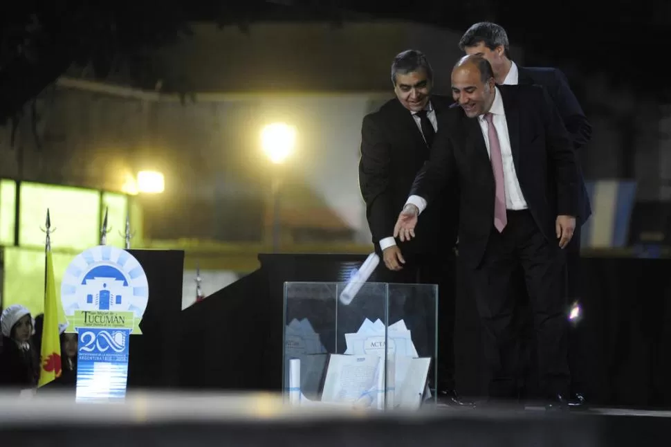 DÍAS FESTIVOS. Alfaro y Manzur, en el Monumento del Bicentenario. la gaceta / foto de juan pablo sánchez noli