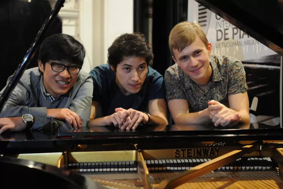 JÓVENES PIANISTAS. El ucraniano Dmytro Choni (derecha) ganó el primer premio; Sergio Escalera (Bolivia), el segundo, y Sung Hyun Cho (Corea), el tercero. la gaceta / foto de analía jaramillo