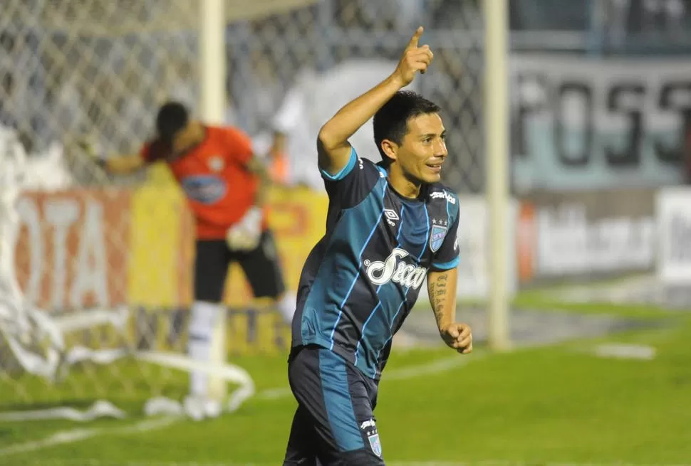 ALEGRÍA TOTAL. Acosta festeja ante Atlético de Rafaela, en agosto. El “Bebé” anotó ese día el único gol del partido. El tanto de Menéndez también fue muy votado. la gaceta / foto de hector peralta (archivo)