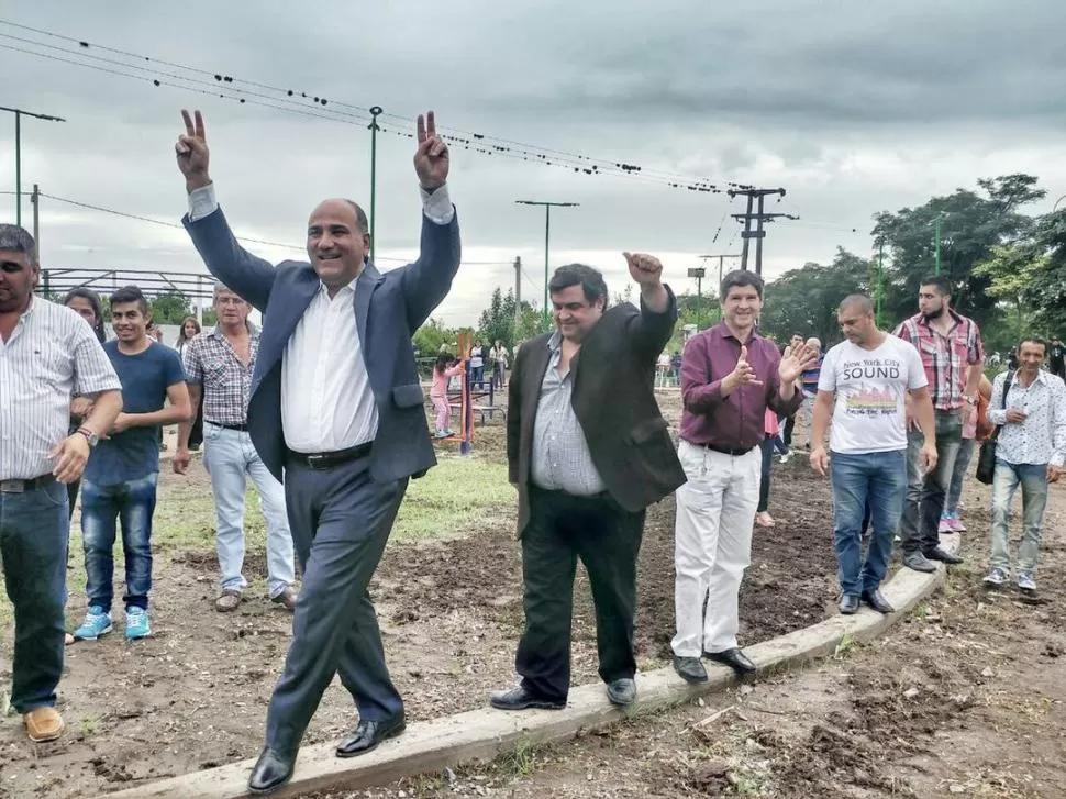 EN LULES. Vecinos saludaron a Manzur en una plaza en el ingreso a la ciudad. twitter @JuanManzurOK