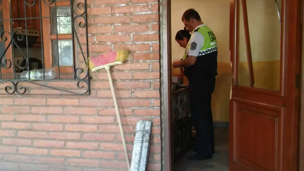 POR LA PUERTA. Los desconocidos rompieron la cerradura y lograron acceder a la vivienda. LA GACETA / FOTO DE ANALÍA JARAMILLO VÍA MÓVIL