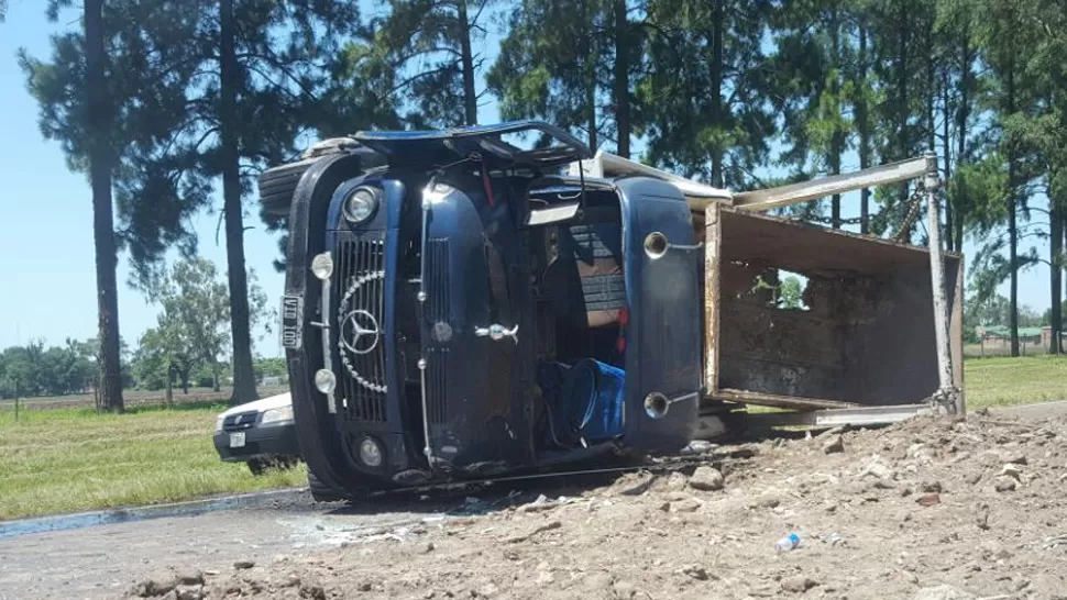 SOBRE LA RUTA. El vehículo y la carga quedaron atravesados en la ruta y ocasionaron inconvenientes en el tránsito. FOTO ENVIADA POR UN LECTOR