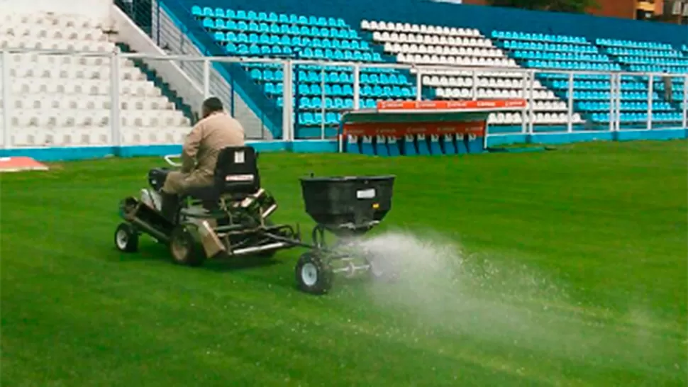 El Negro Vázquez trabajando en el césped del Monumental. FOTO TOMADA DE WWW.TWITTER.COM/ATOFICIAL