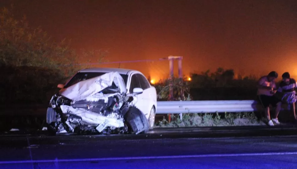 MUERTE EN EL MERCOFRUT. Así quedó el automóvil del acusado luego de embestir de frente al Renault Clío de las víctimas en la autopista. la gaceta / foto de héctor peralta